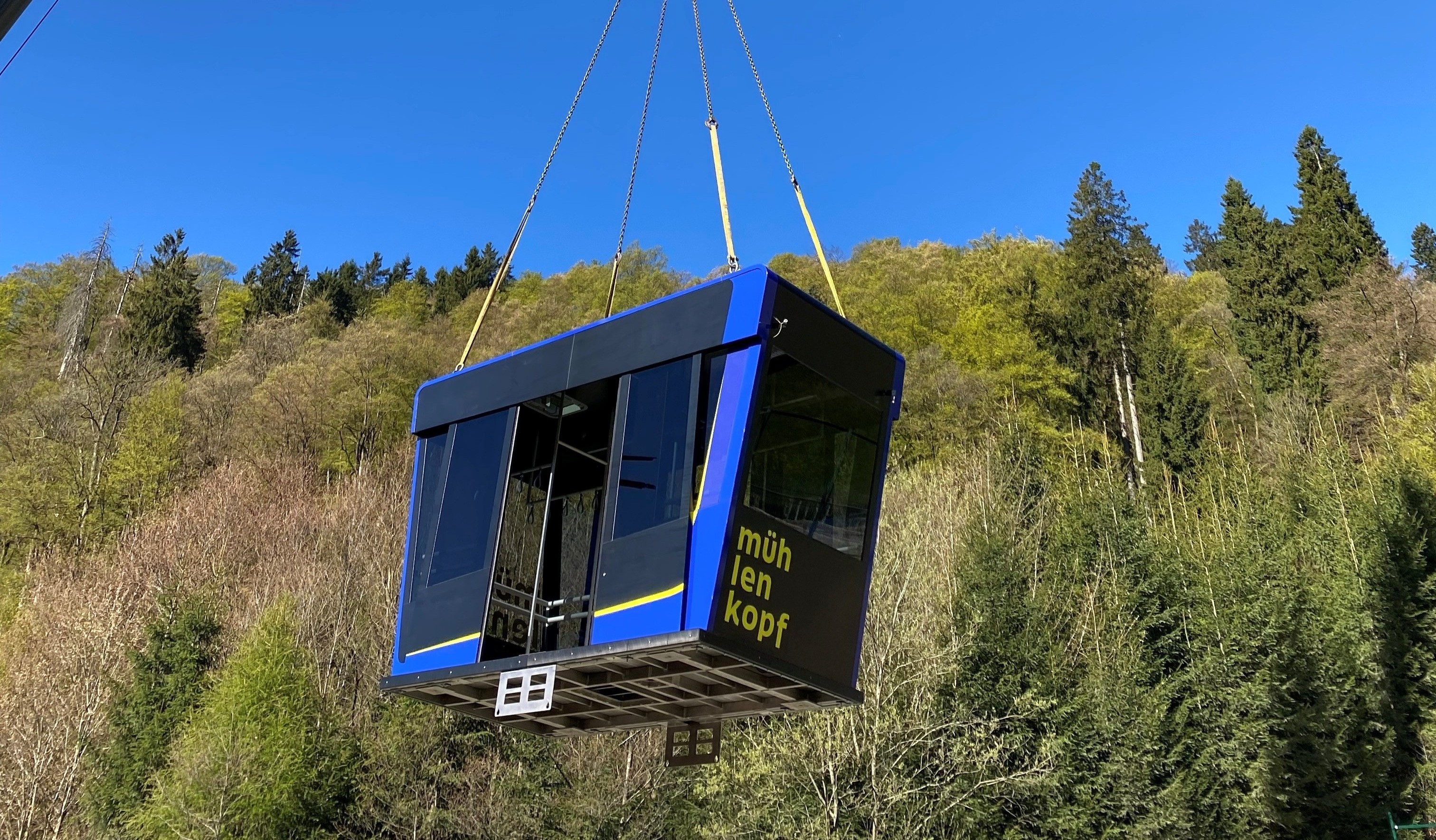 Der Mühlenkopfliner schwebt am Kran durch die Luft