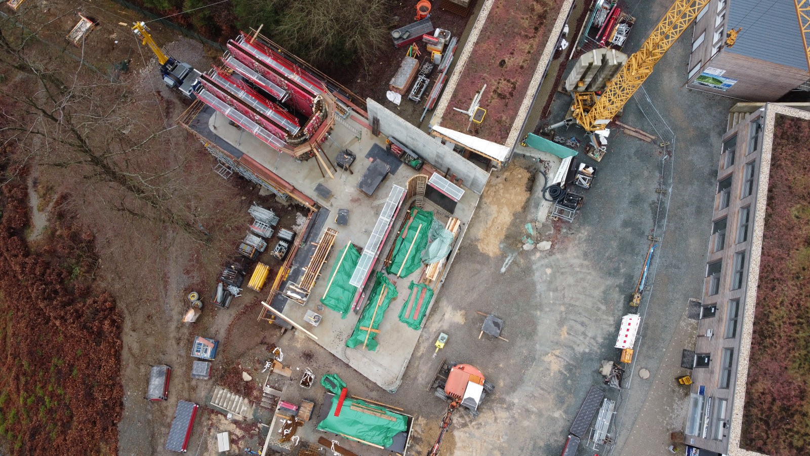 Zwischen Baukran und Bagger