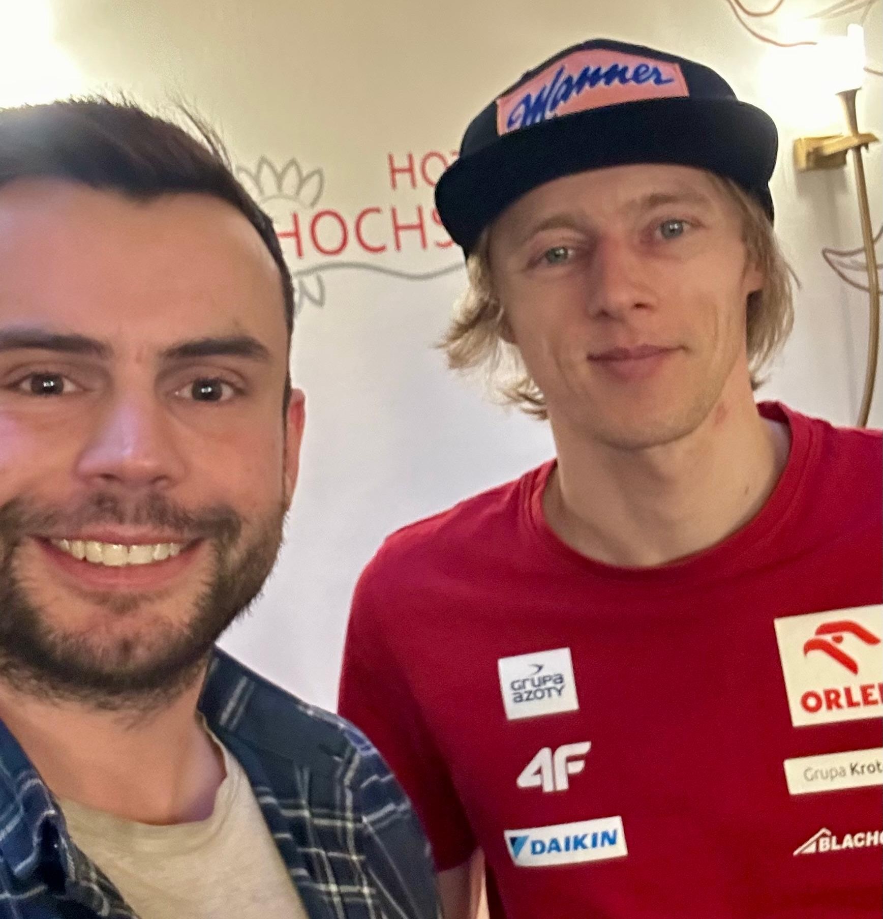 Björn Friedrichs (links) mit dem polnischen Skispringer Dawid Kubacki